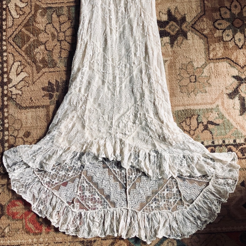 Form-fitting lace wedding dress